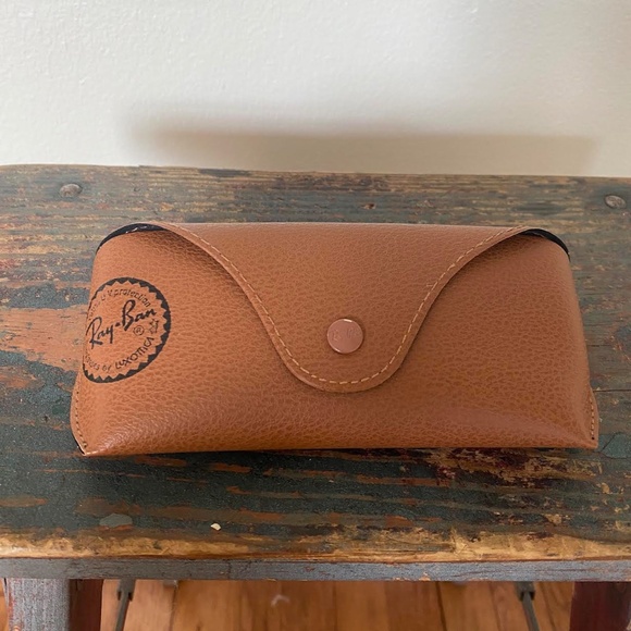 Black Ray-ban Wayfarer Sunglasses with Original Leather Case - Picture 3 of 3